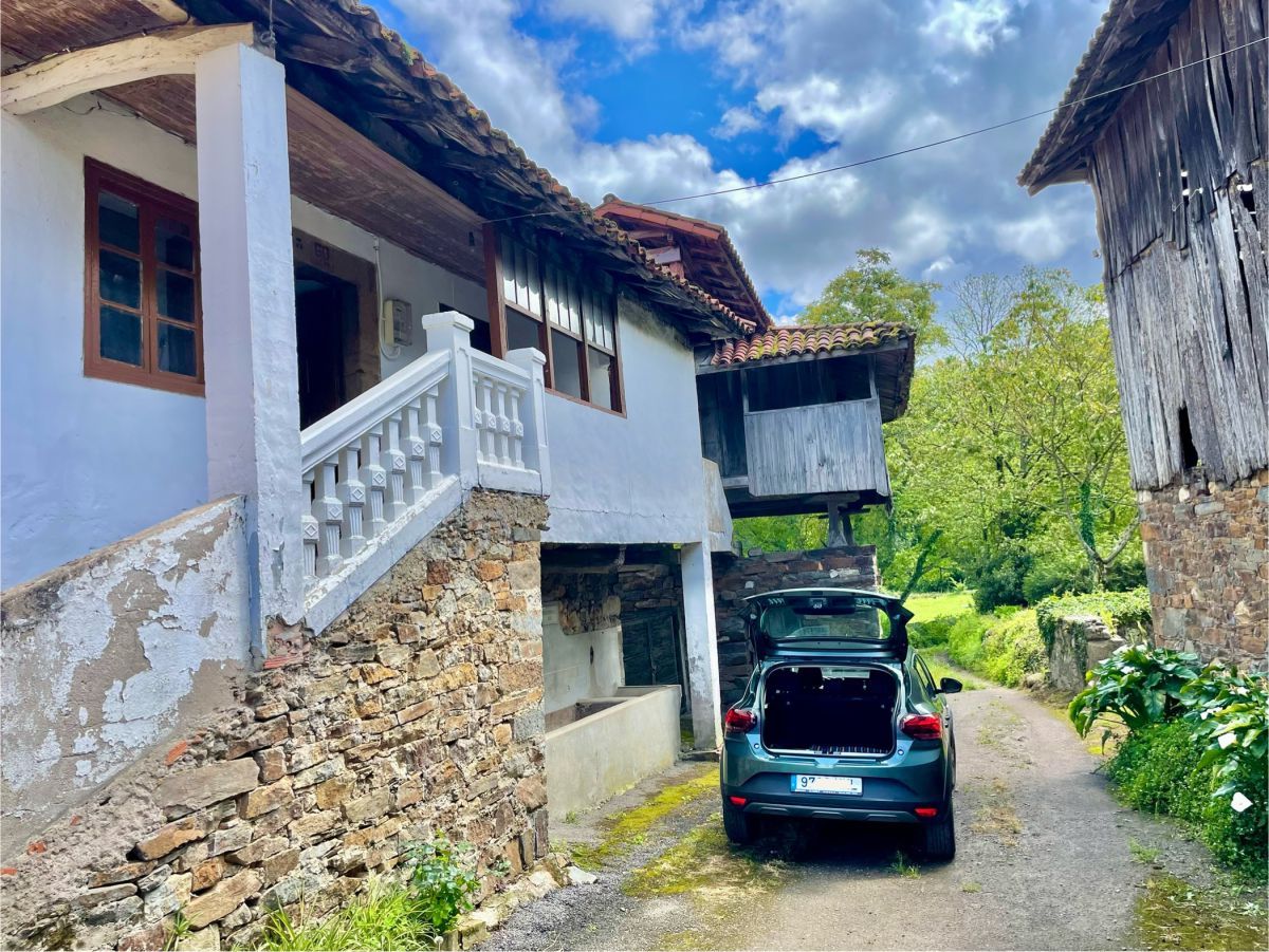Vista exterior de Casa o xalet en venda en Salas amb Calefacció i Traster