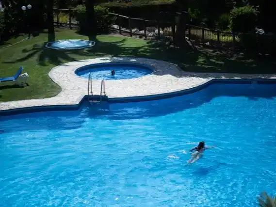 Schwimmbecken von Wohnung zur Miete in Marbella mit Klimaanlage, Privatgarten und Schwimmbad