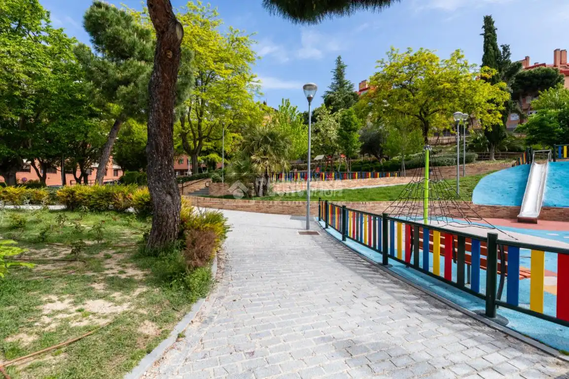 Vista exterior de Piso en venta en Las Rozas de Madrid con Calefacción y Trastero