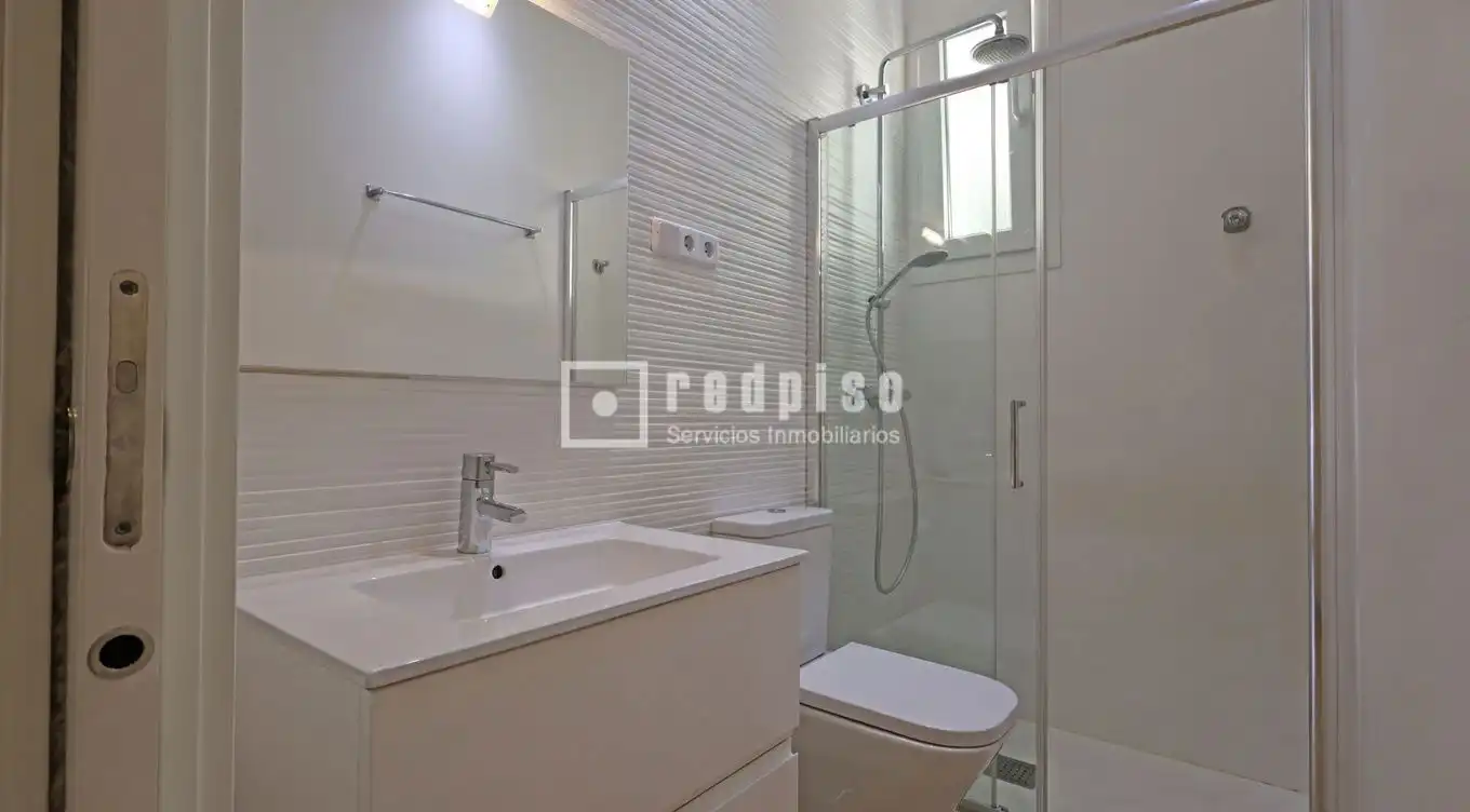 Baño de Piso de alquiler en Madrid con Aire acondicionado y Calefacción