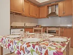 Cuina de Apartament de lloguer en Torredembarra amb Aire condicionat, Calefacció i Moblat