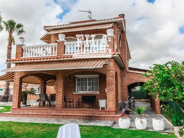 Villa con piscina in vendita a ACUARI