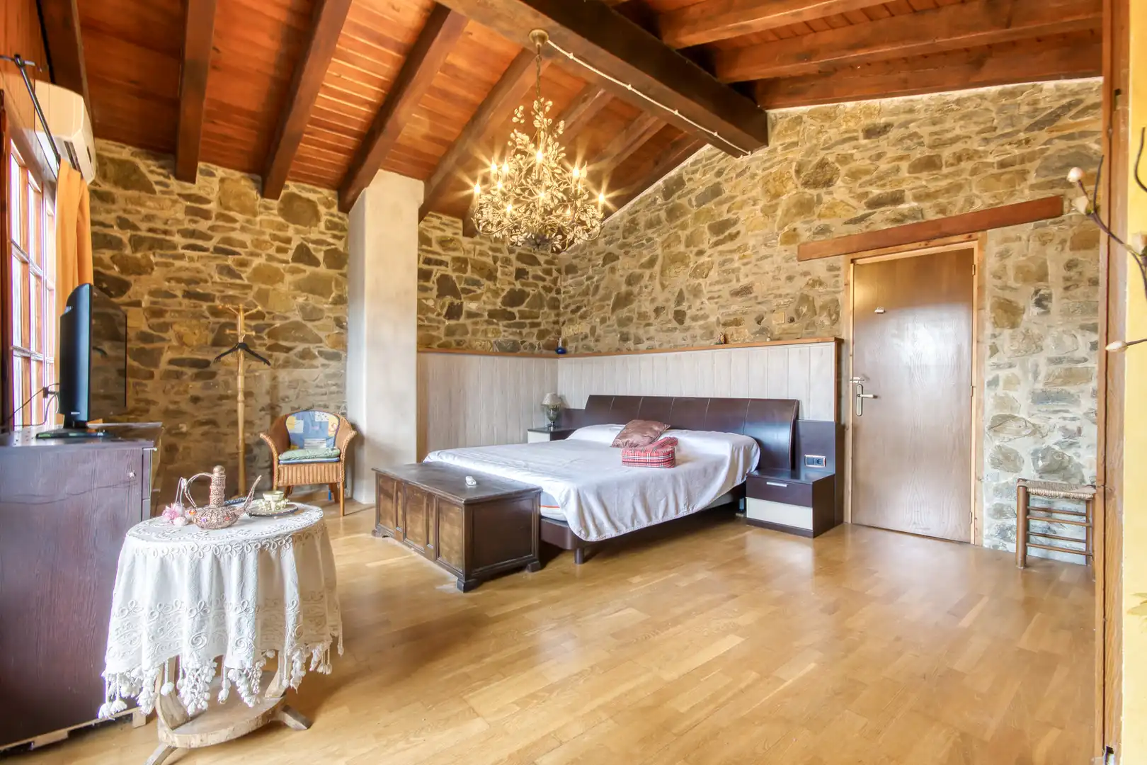 Schlafzimmer von Country house zum Verkauf in Sant Joan Les Fonts mit Klimaanlage, Heizung und Privatgarten