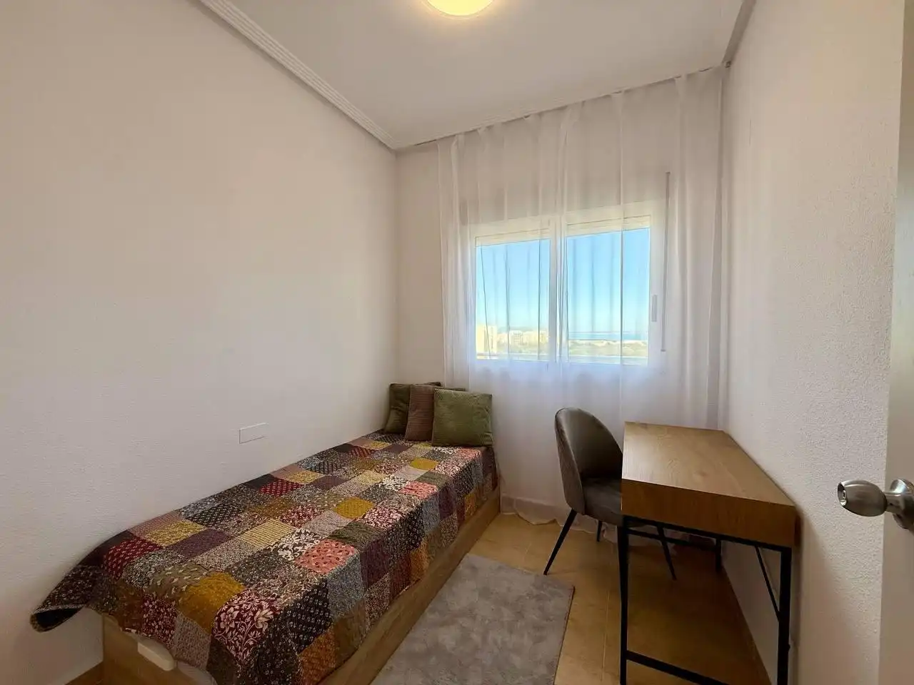 Habitación de Apartamento en venta en Guardamar del Segura con Aire acondicionado, Jardín privado y Terraza