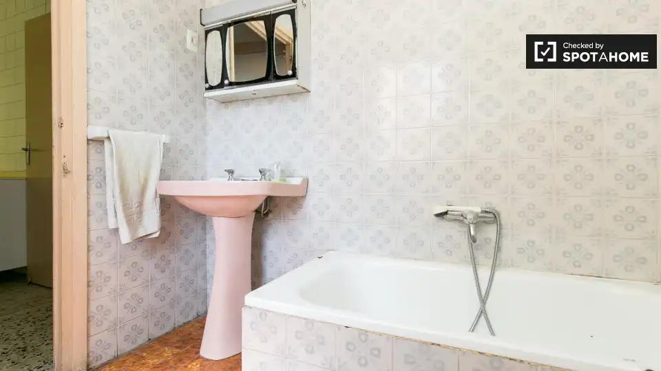 Baño de Piso de alquiler en Granada con Aire acondicionado, Calefacción y Amueblado