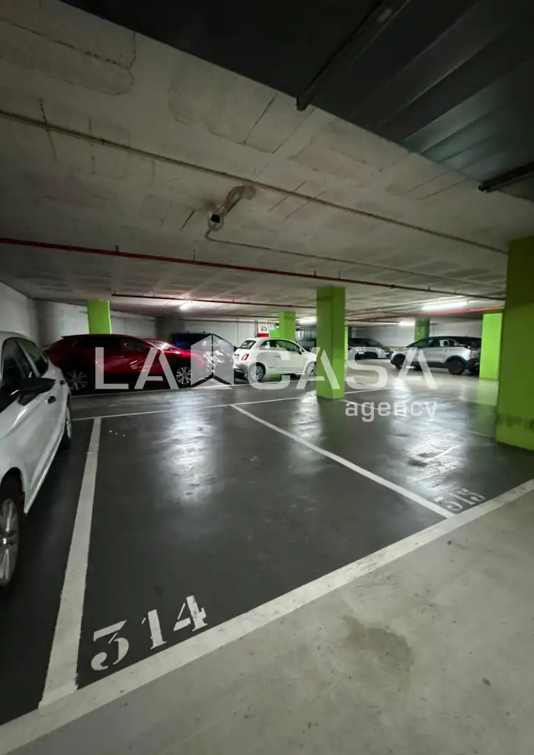 Parking de Piso en venta en Badalona con Calefacción y Balcón