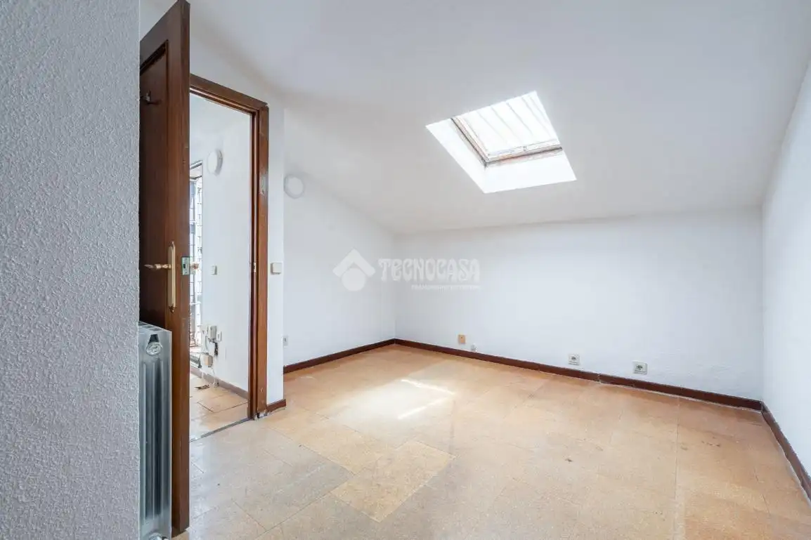 Dormitori de Casa adosada en venda en Madrid amb Aire condicionat i Balcó
