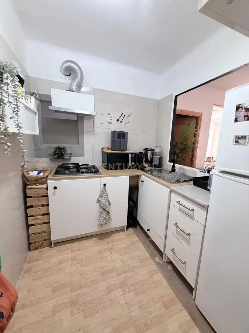 Cuina de Apartament en venda en L'Hospitalet de Llobregat amb Forn, Rentadora i Microones