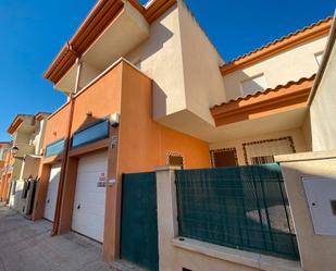 Vista exterior de Casa adosada en venda en Argamasilla de Alba amb Terrassa i Balcó