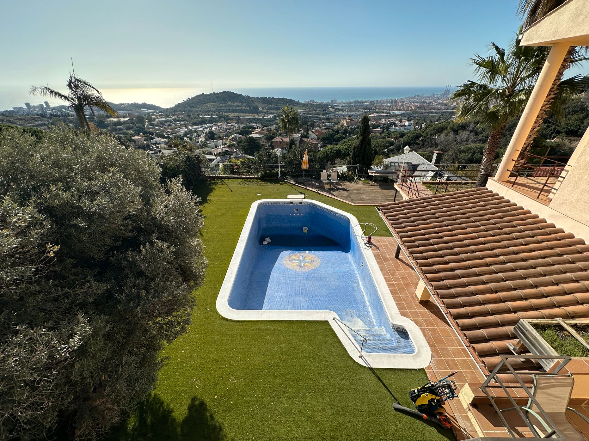 Piscina de Casa o xalet en venda en Badalona amb Aire condicionat, Calefacció i Jardí privat