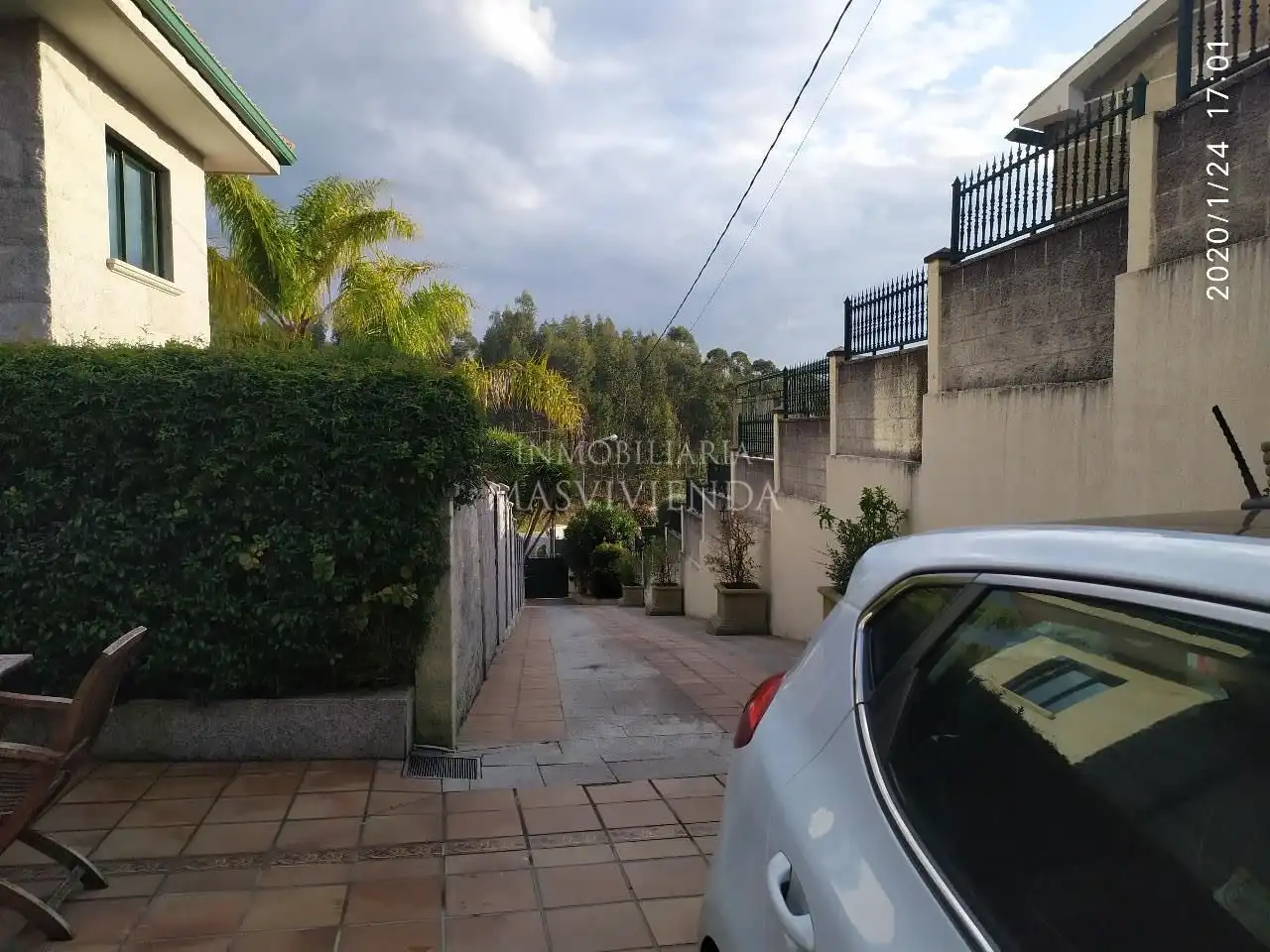 Vista exterior de Casa o xalet en venda en Poio amb Terrassa i Piscina