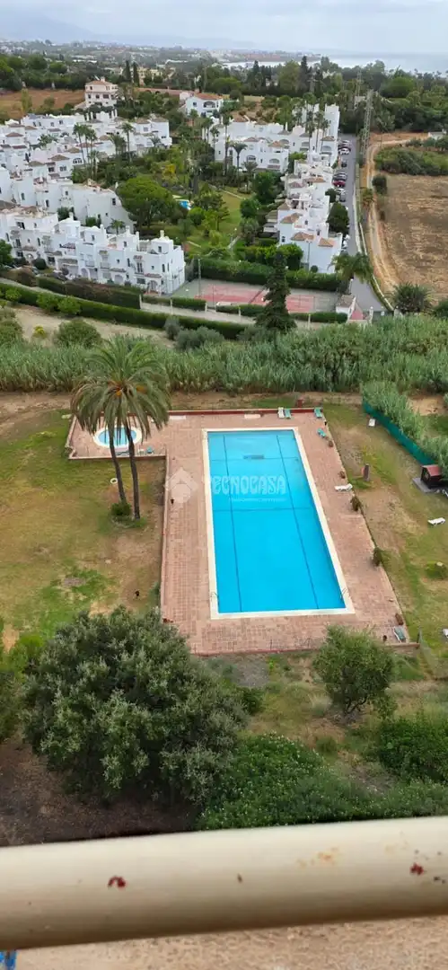 Piscina de Piso en venta en Estepona con Aire acondicionado y Amueblado