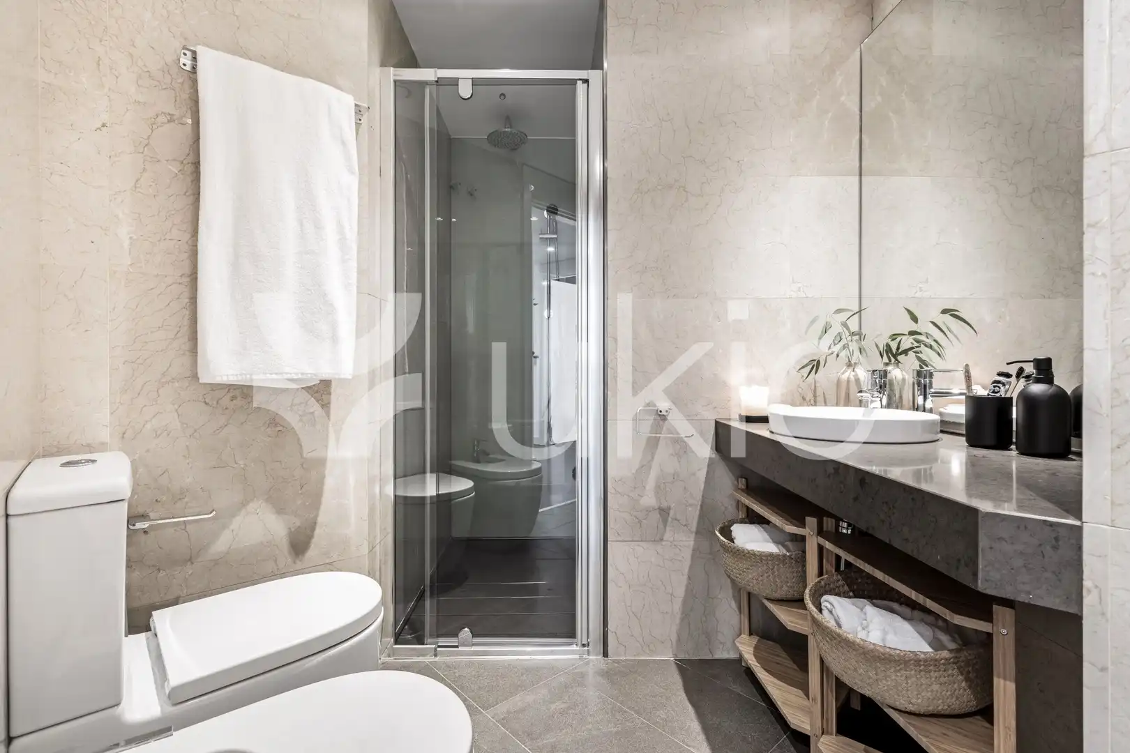 Bathroom of Apartments for rent in Madrid  with Air Conditioner, Heating and Furnished