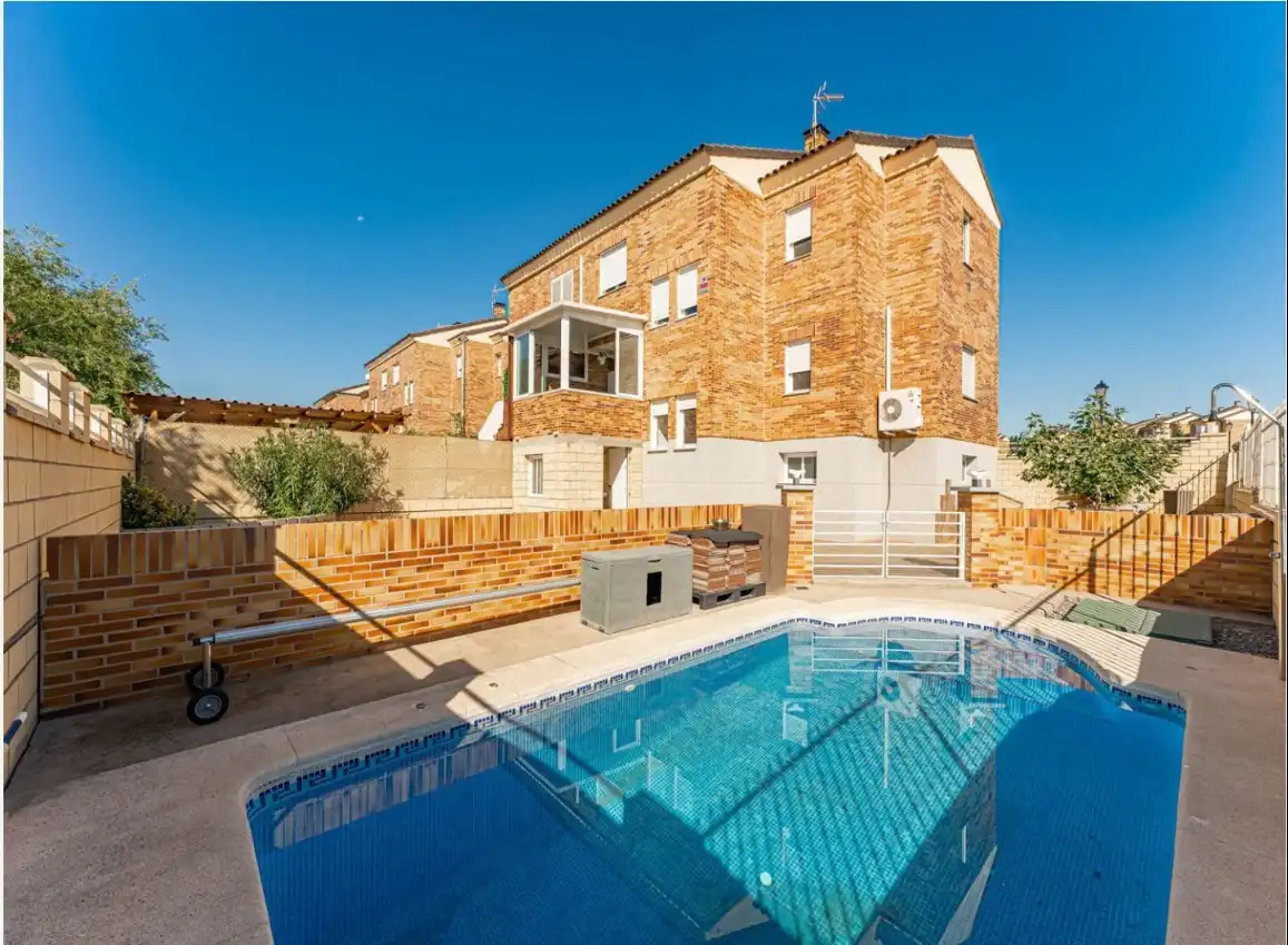 Piscina de Casa adosada en venda en Ugena amb Aire condicionat, Calefacció i Jardí privat