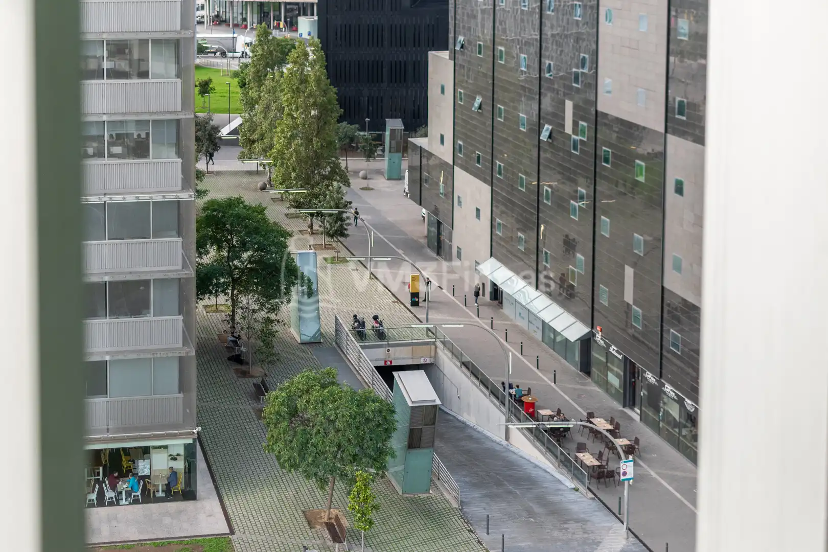 Vista exterior de Oficina en venda en L'Hospitalet de Llobregat amb Aire condicionat, Calefacció i Traster
