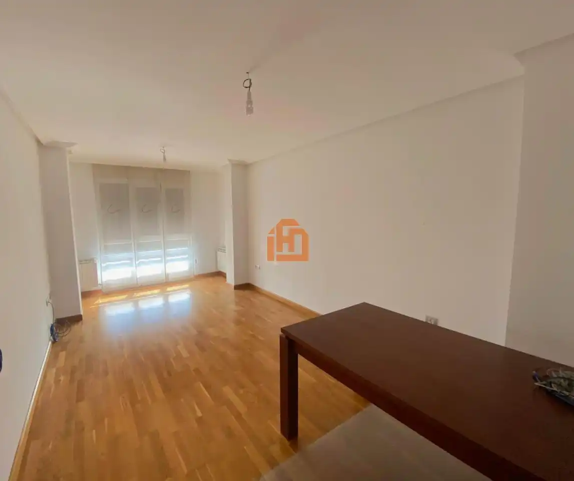 Außenansicht von Wohnungen zur Miete in León Capital  mit Heizung, Parkett und Terrasse