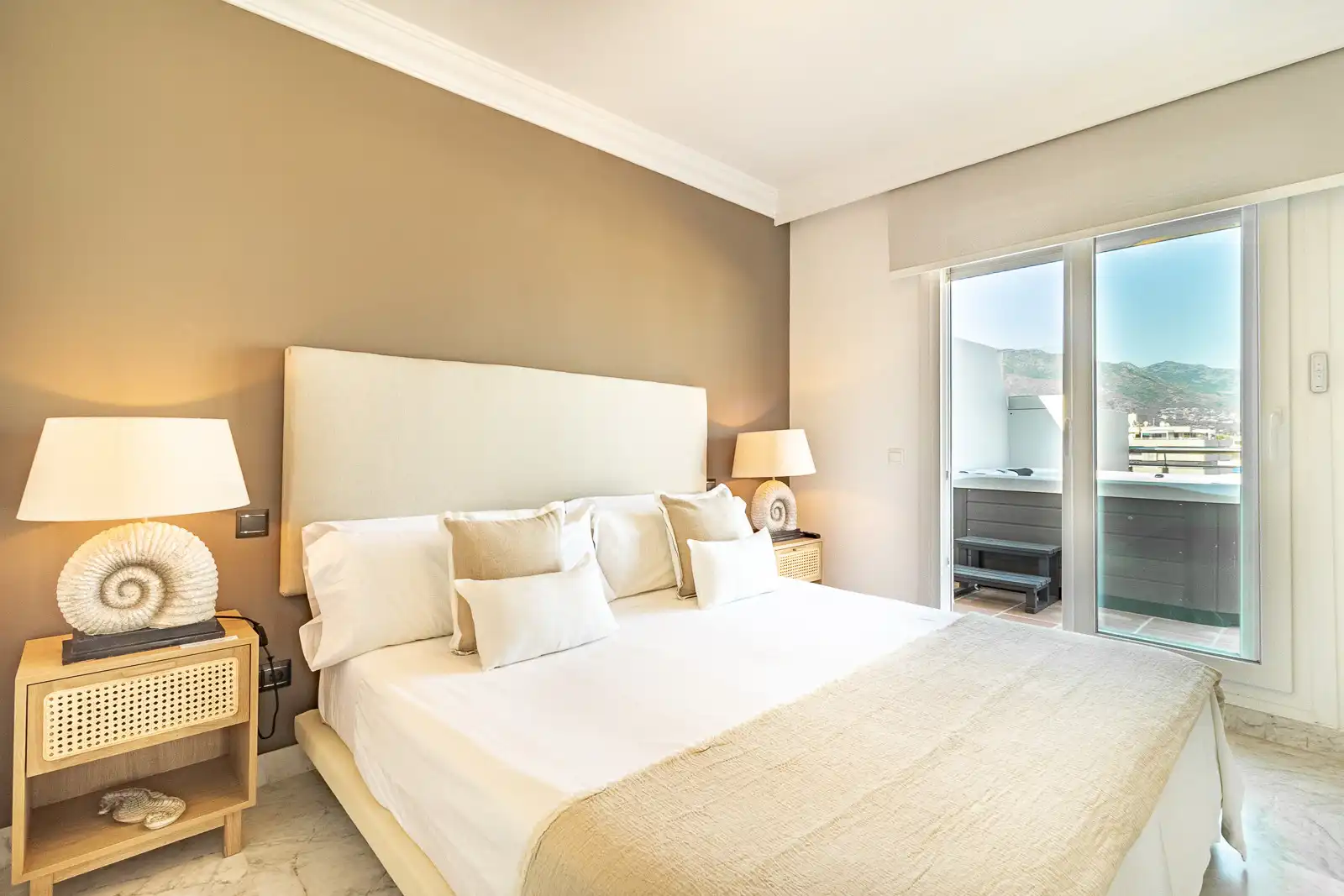Habitación de Ático en venta en Marbella con Terraza, Piscina y Piscina comunitaria