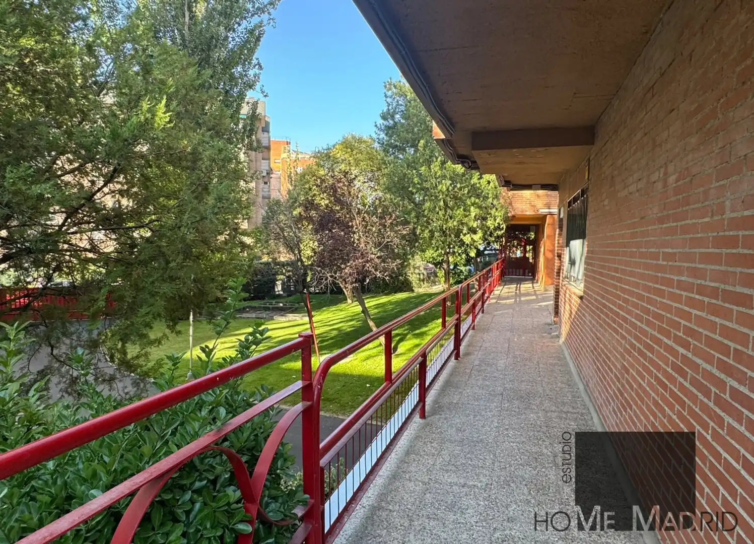 Vista exterior de Pis en venda en Madrid amb Piscina comunitària