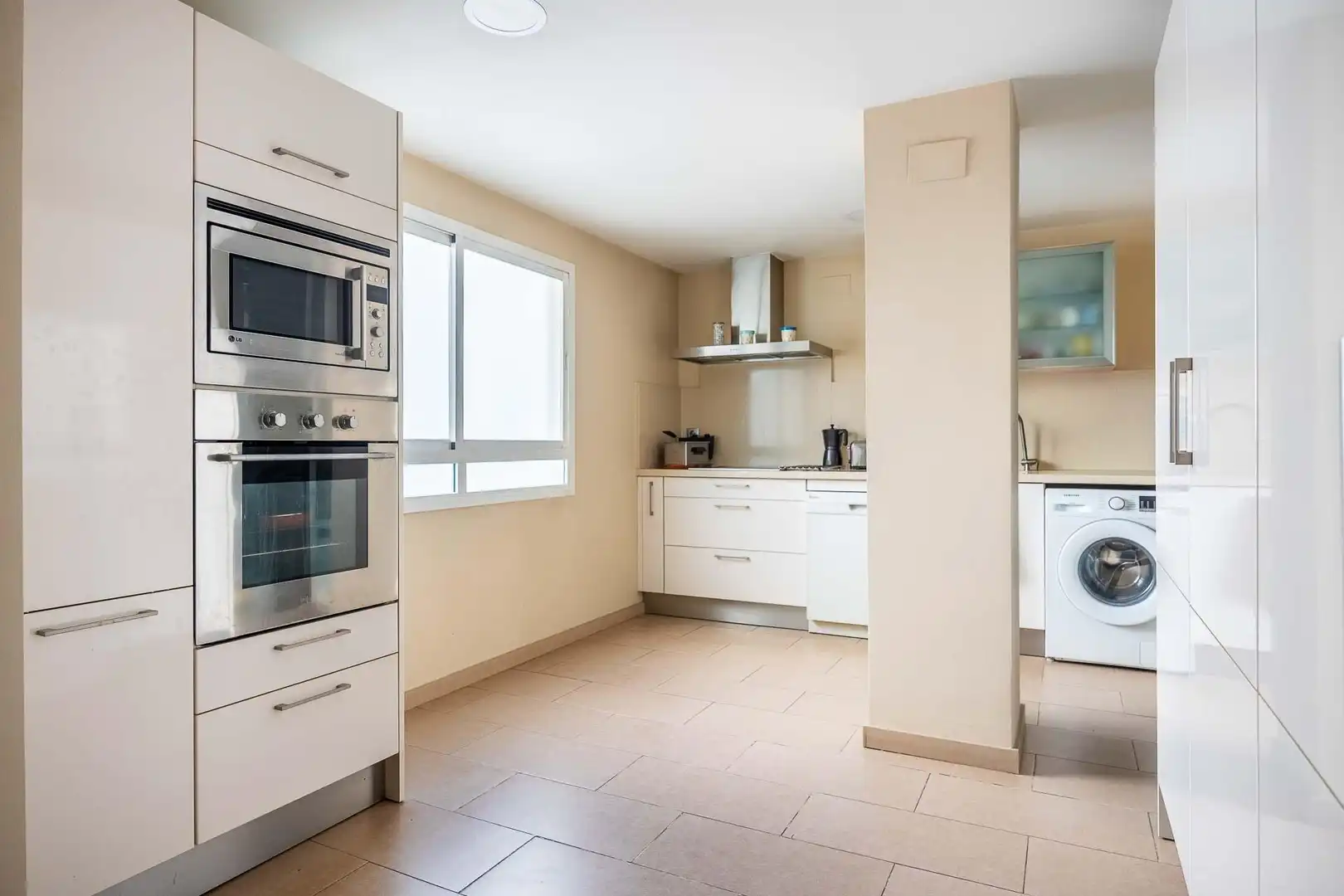 Kitchen of Flat for sale in Sevilla  with Air Conditioner, Terrace and Storage room