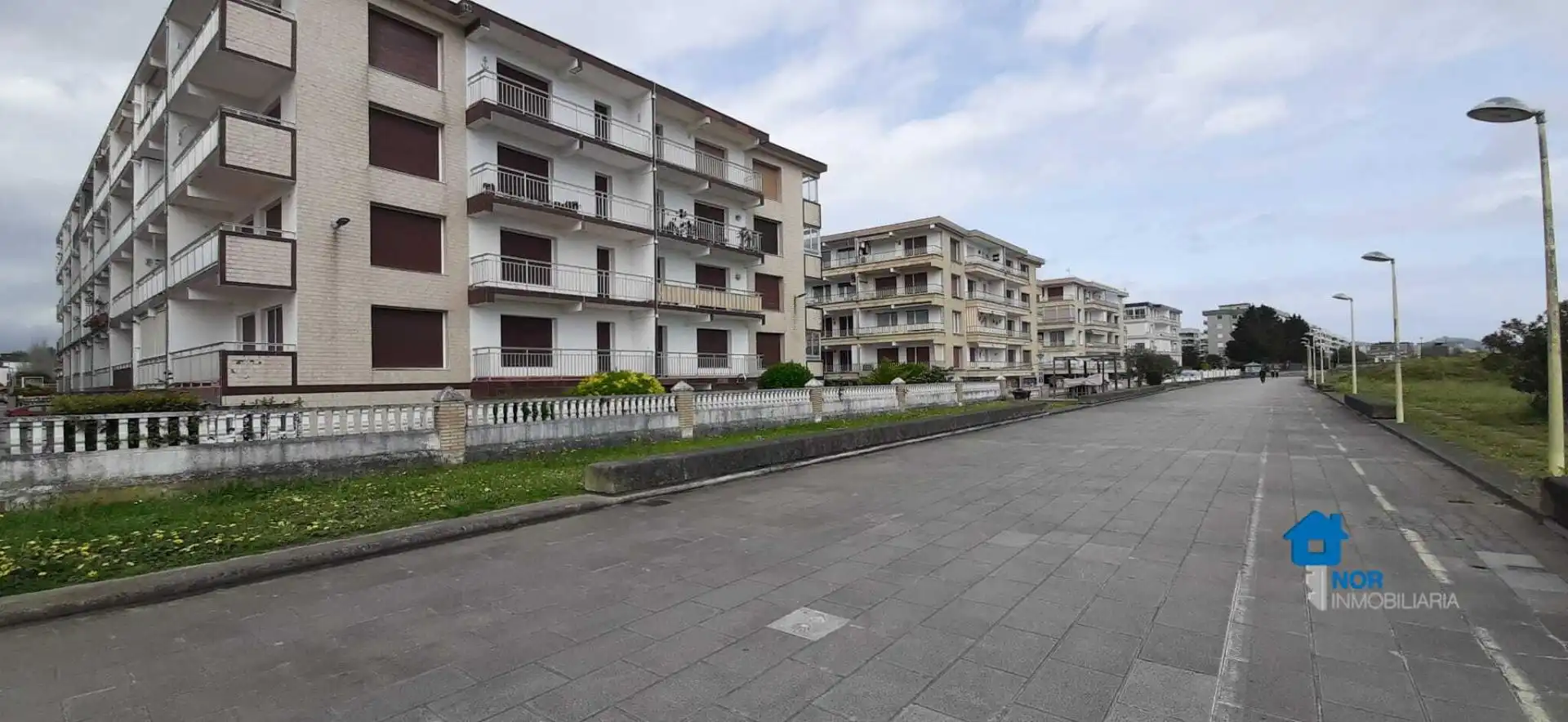 Vista exterior de Pis de lloguer en Laredo amb Terrassa i Moblat