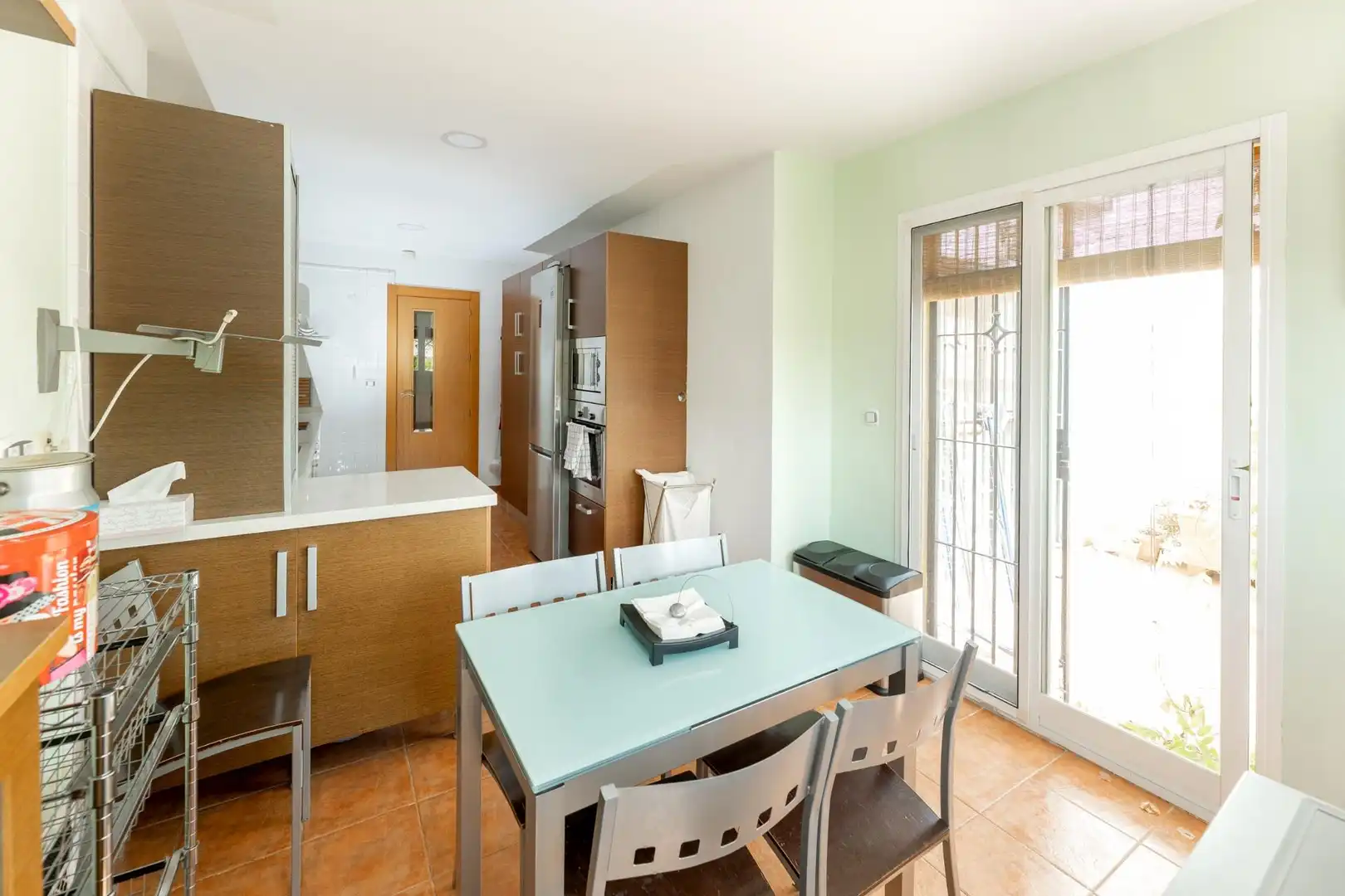 Küche von Einfamilien-Reihenhaus zum Verkauf in Granada mit Klimaanlage, Heizung und Privatgarten