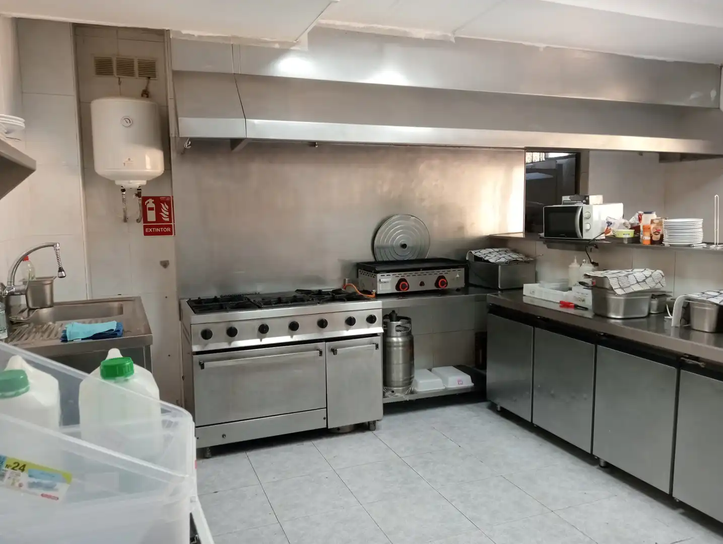 Cuina de Local de lloguer en Málaga amb Moblat