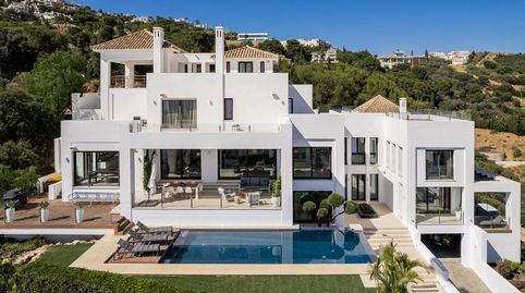 🏰 Villa de Vanguardia en Los Altos de los Monteros: Vistas Panorámicas y Máximo Confort
