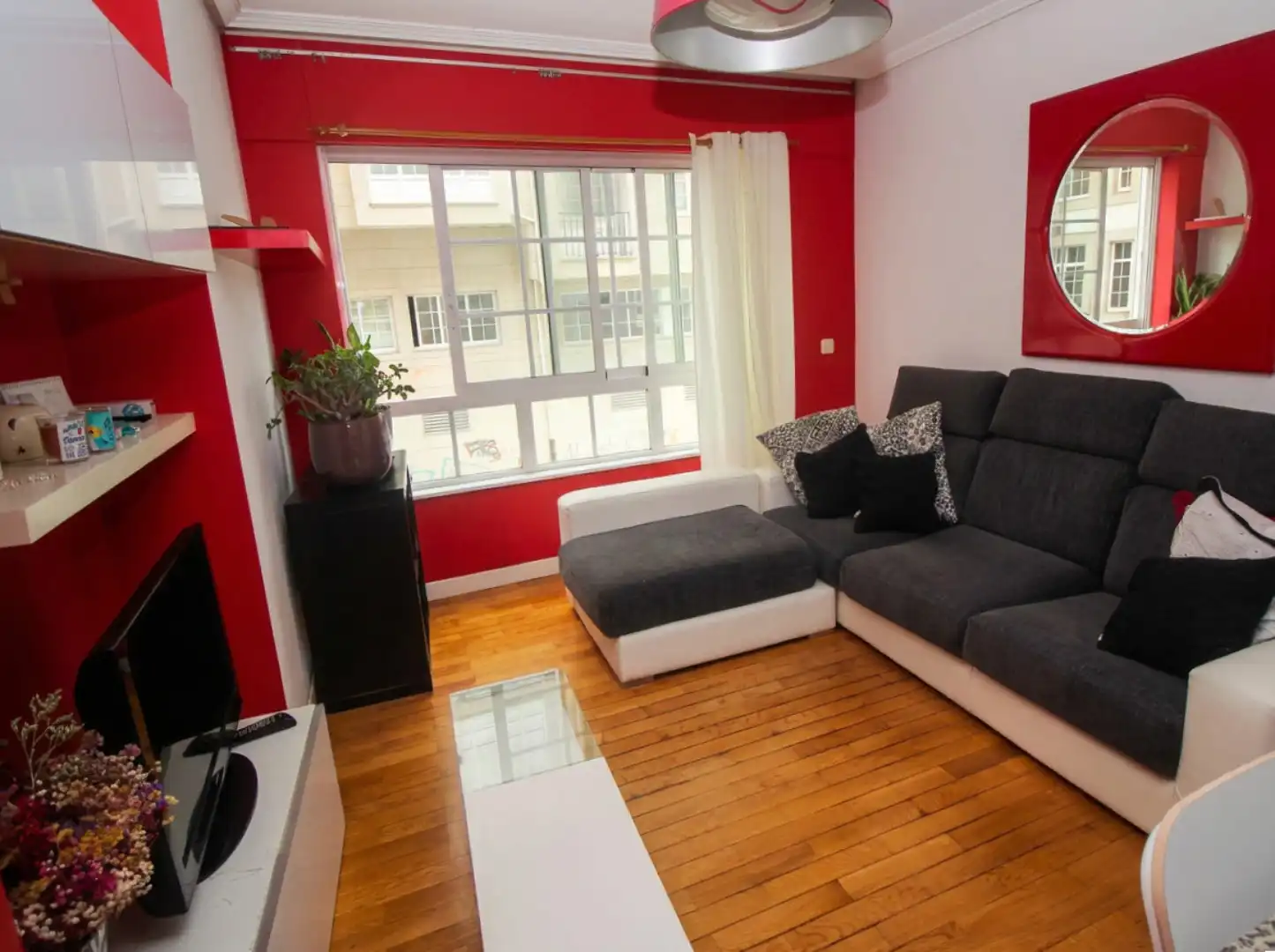 Sala de estar de Piso en venta en Betanzos con Calefacción, Parquet y Amueblado
