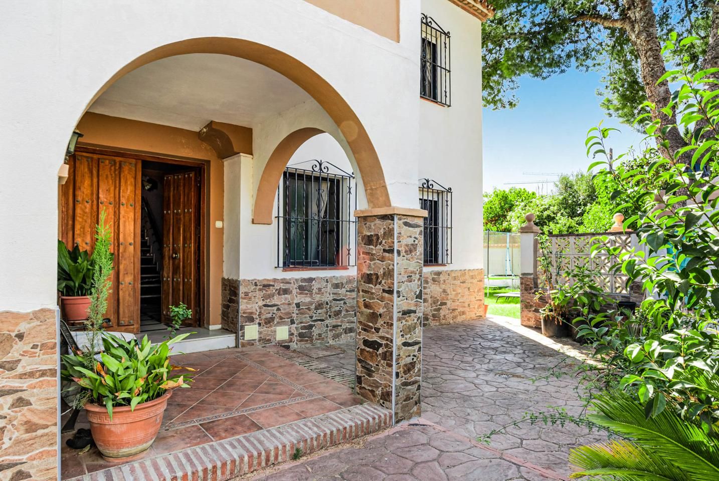 Vista exterior de Casa o xalet en venda en Estepona amb Aire condicionat, Calefacció i Jardí privat