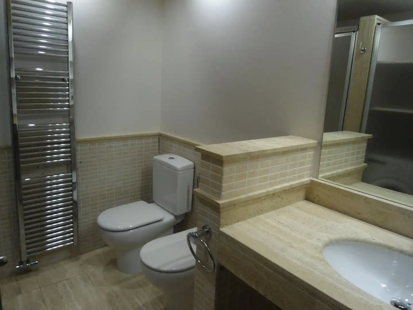 Baño de Apartamento de alquiler en Lleida con Aire acondicionado, Calefacción y Parquet