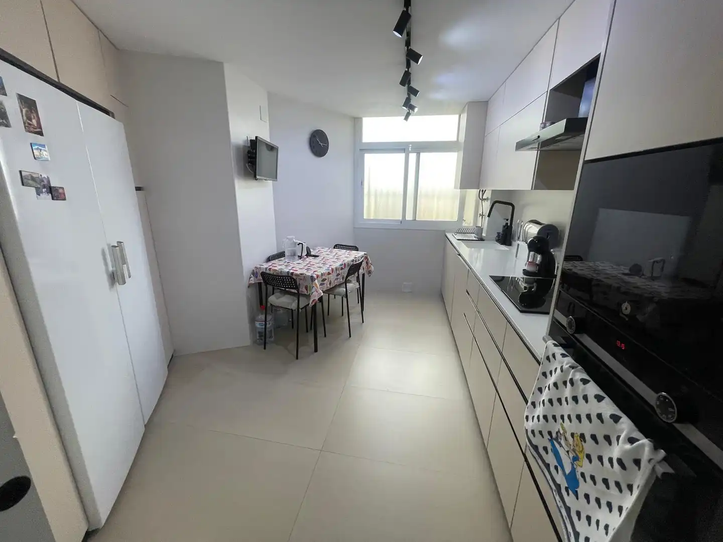 Küche von Wohnung zum Verkauf in Málaga mit Klimaanlage, Privatgarten und Balkon