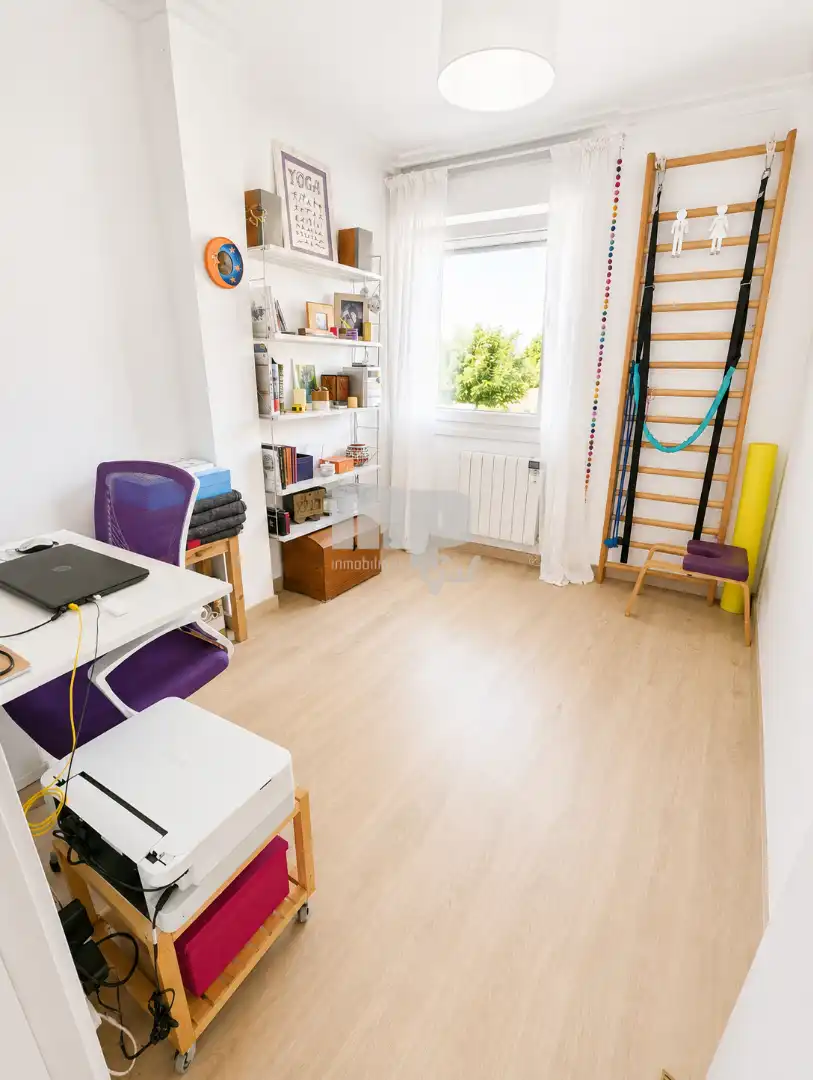 Dormitori de Casa o xalet en venda en Cangas  amb Calefacció, Jardí privat i Parquet
