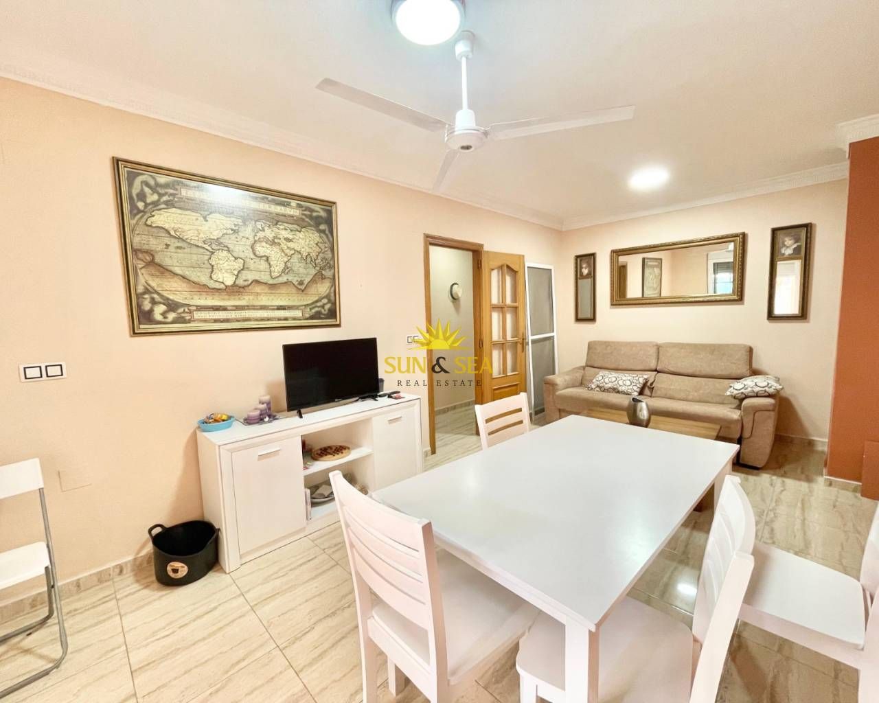 Sala d'estar de Pis de lloguer en Torrevieja amb Aire condicionat, Calefacció i Terrassa