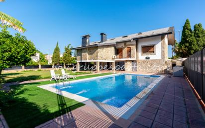 Swimming pool of House or chalet for sale in  Sevilla Capital  with Air Conditioner, Terrace and Swimming Pool