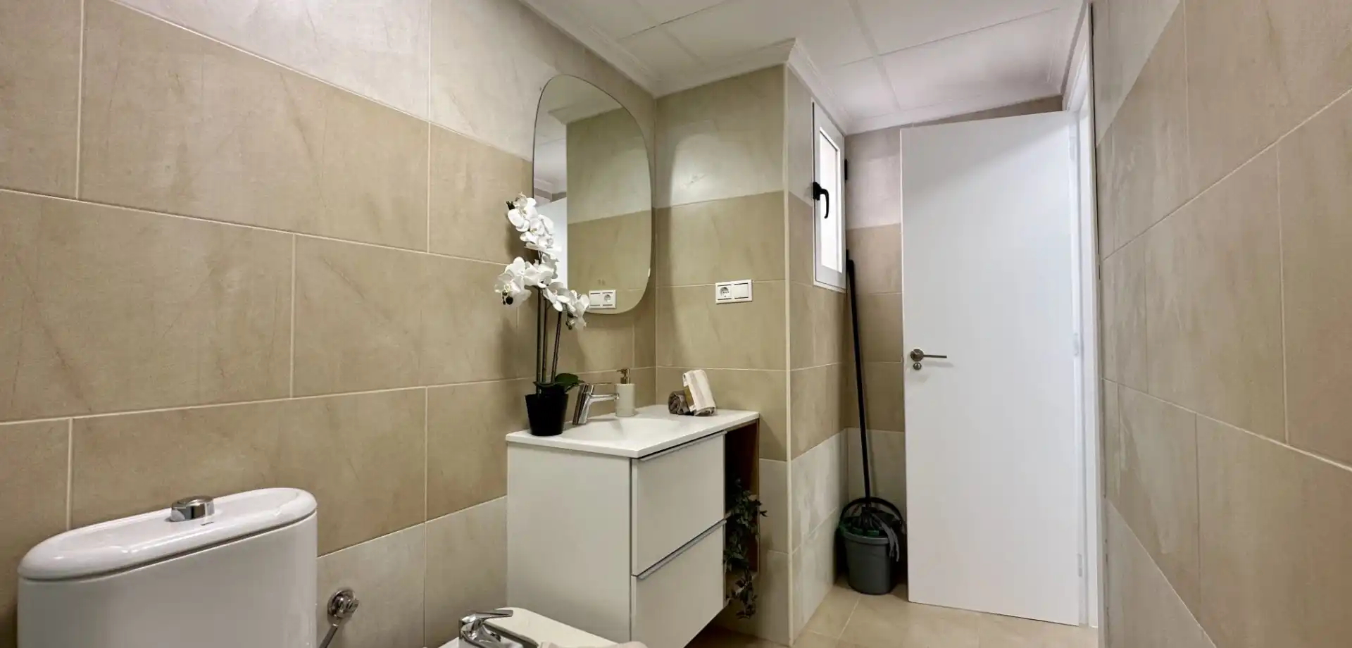 Bany de Apartament en venda en Torrevieja amb Aire condicionat, Terrassa i Moblat