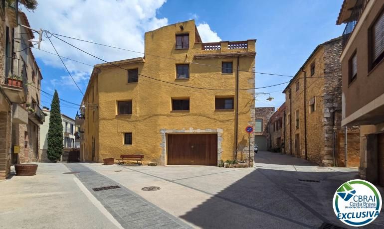 Vista exterior de Casa adosada en venda en Peralada amb Aire condicionat, Calefacció i Terrassa