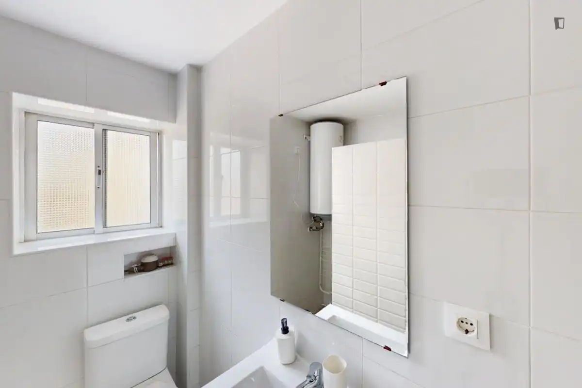 Badezimmer von Wohnungen zur untervermieten in Jerez de la Frontera mit Möbliert, Waschmaschine und Mikrowelle