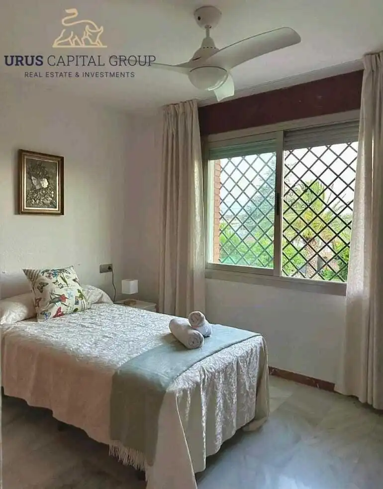 Dormitori de Casa adosada en venda en Córdoba amb Aire condicionat, Calefacció i Jardí privat