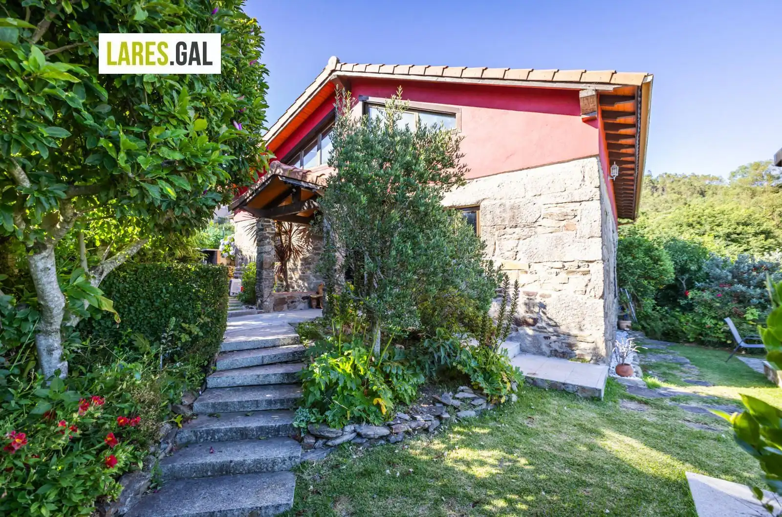 Vista exterior de Casa o xalet en venda en Moaña amb Calefacció, Piscina i Moblat