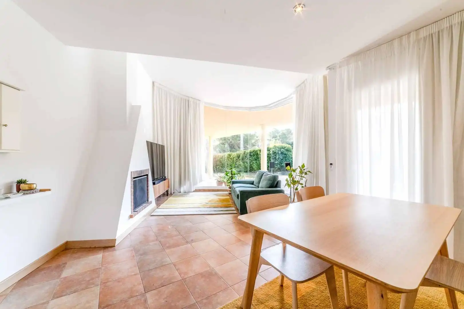 Sala d'estar de Casa o xalet en venda en Olivella amb Calefacció, Jardí privat i Piscina