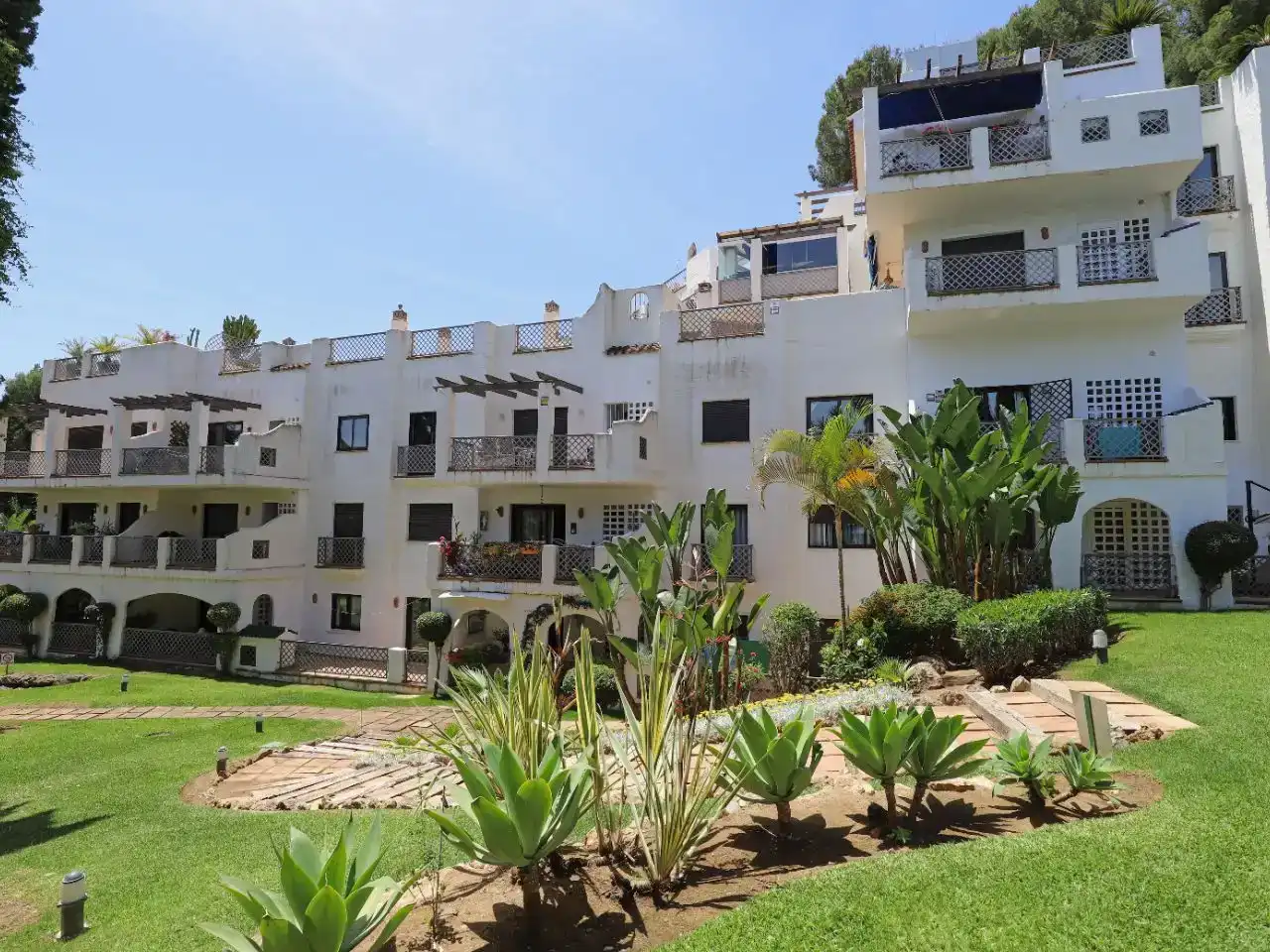 Vista exterior de Pis en venda en Marbella amb Aire condicionat i Piscina