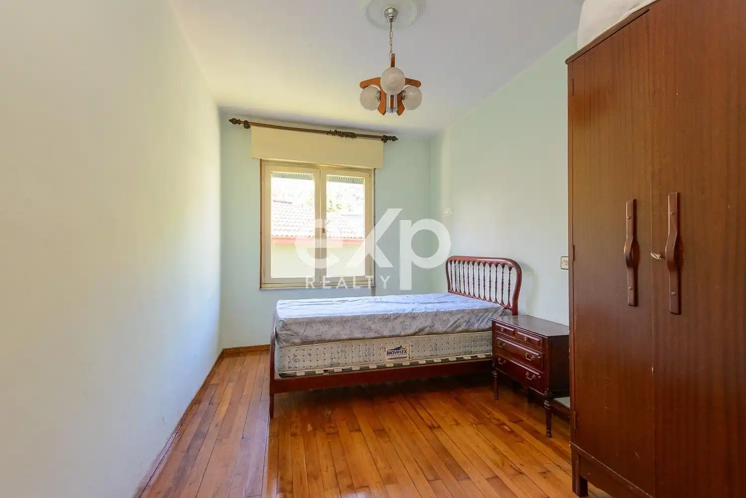 Dormitori de Casa o xalet en venda en Lena amb Traster i Moblat