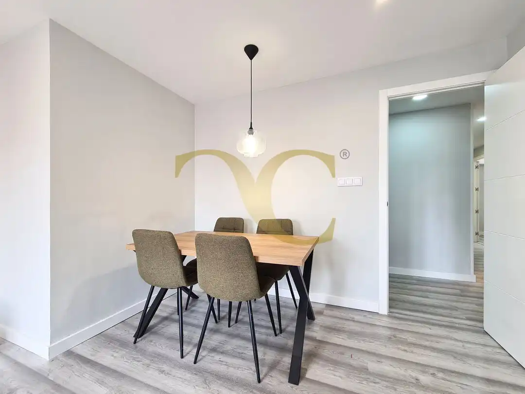 Comedor de Piso en venta en Oviedo  con Calefacción y Amueblado