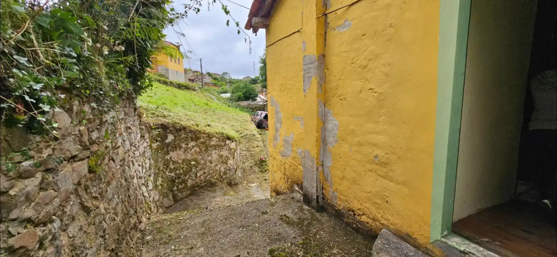 Vista exterior de Casa adosada en venda en Belmonte de Miranda