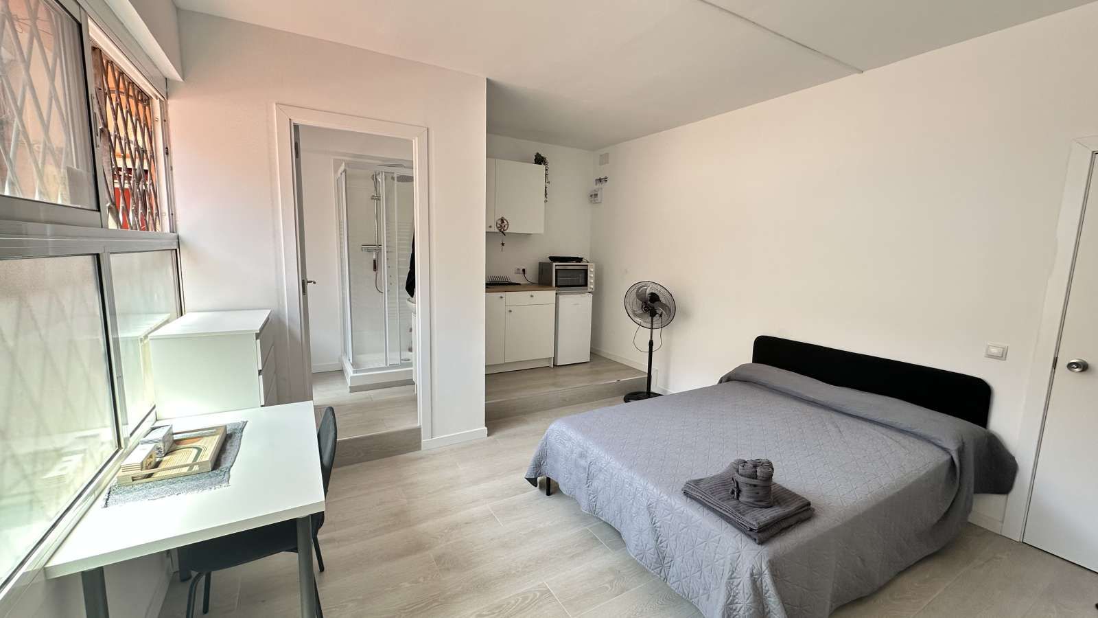 Bedroom of Study to share in  Barcelona Capital  with Air Conditioner, Heating and Terrace