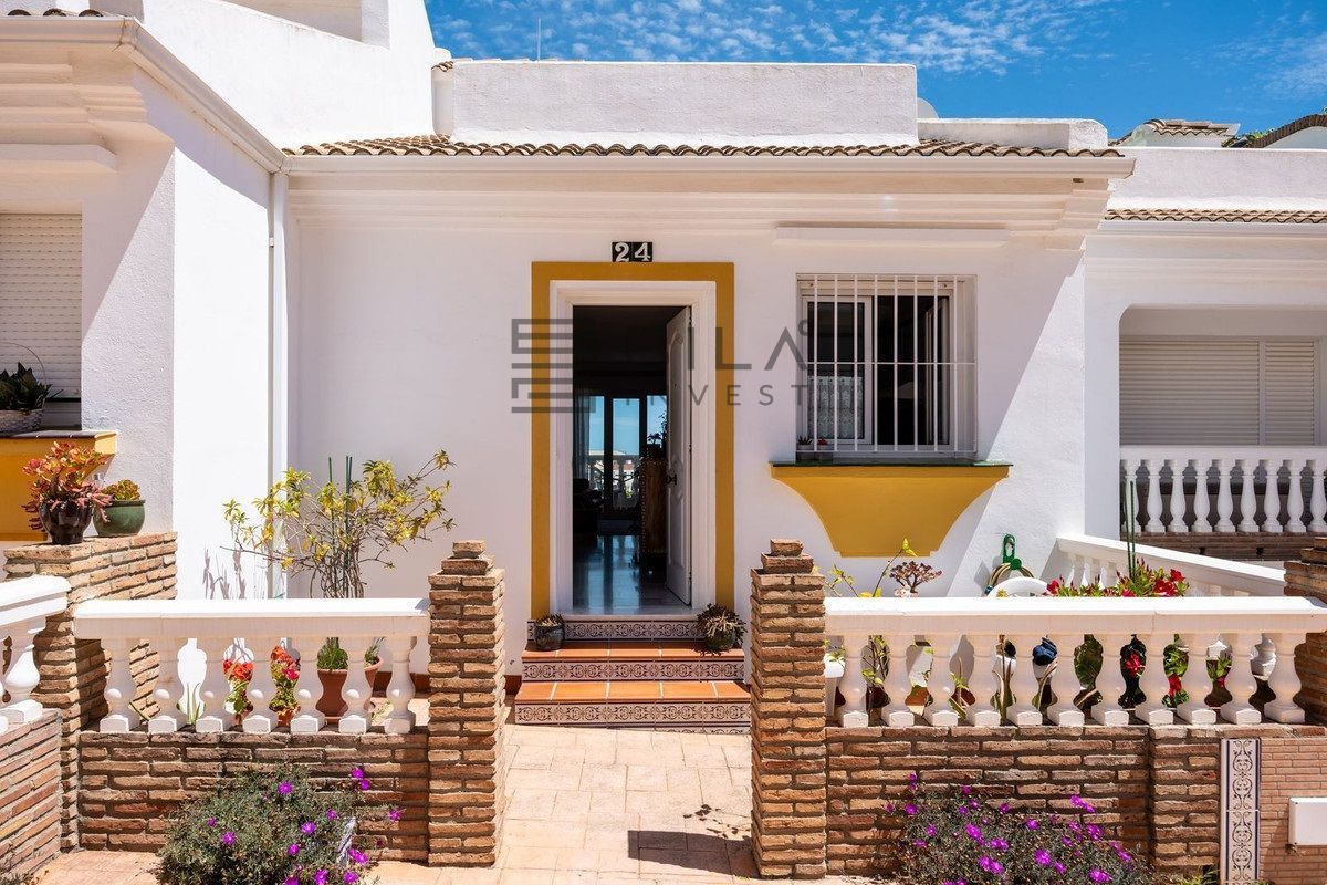 Vista exterior de Casa o xalet en venda en Benalmádena amb Aire condicionat, Terrassa i Piscina