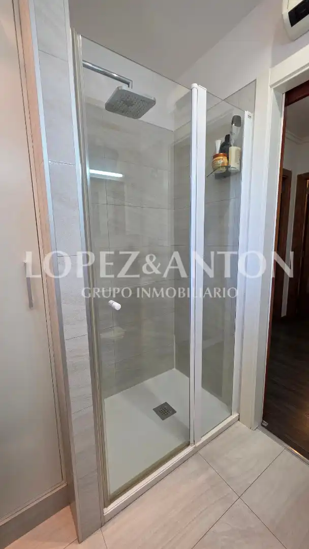 Badezimmer von Haus oder Chalet zum Verkauf in L'Eliana mit Klimaanlage, Heizung und Privatgarten