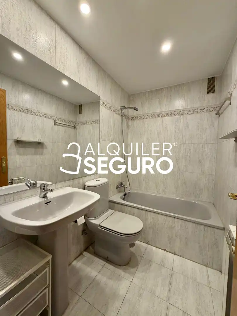 Baño de Piso de alquiler en Pozuelo de Alarcón con Calefacción, Terraza y Trastero