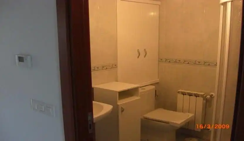Baño de Piso de alquiler en Ferrol con Calefacción, Parquet y Horno