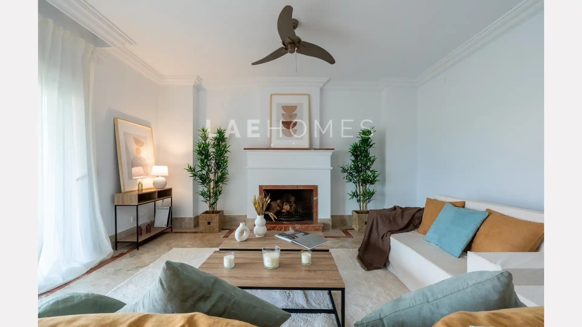 Sala d'estar de Casa adosada en venda en Marbella amb Aire condicionat, Terrassa i Piscina comunitària